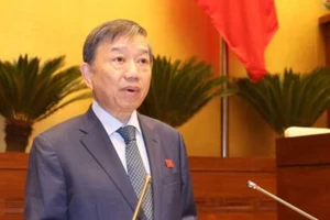 Bộ trưởng Bộ Công an Tô Lâm, thừa ủy quyền của Thủ tướng Chính phủ, trình bày Tờ trình dự án Luật An ninh mạng. Ảnh: TTXVN