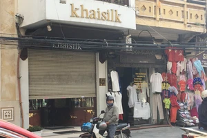 Cửa hàng của Khaisilk ở 113 Hàng Gai, quận Hoàn Kiếm (Hà Nội) nơi người mua phát hiện khăn lụa được bán có cả nhãn mác "made in China" lẫn với nhãn "made in Vietnam". Ảnh: VĂN PHÚC