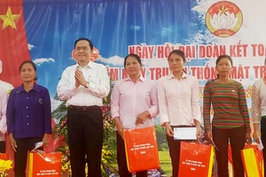 Chủ tịch Ủy ban Trung ương MTTQ Việt Nam Trần Thanh Mẫn tặng quà cho các hộ dân tiêu biểu