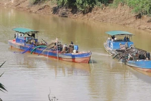 Hoạt động khai thác cát trên sông Đồng Nai trước khi có lệnh tạm ngừng khai thác.