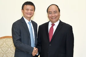 Thủ tướng Nguyễn Xuân Phúc tiếp ông Jack Ma Chủ tịch Tập đoàn thương mại điện tử Trung Quốc Alibaba. Ảnh: VGP