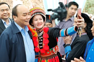 Dự ngày hội đại đoàn kết, Thủ tướng selfie cùng bà con người Dao ​