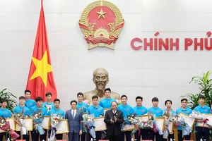 Thủ tướng Chính phủ Nguyễn Xuân Phúc khen thưởng Đội tuyển U23 Việt Nam tối 28-1. Nguồn: Cổng thông tin điện tử Chính phủ