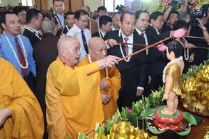 Phó Thủ tướng Thường trực Chính phủ Trương Hòa Bình cùng các đại biểu thực hiện nghi lễ tắm tượng Phật