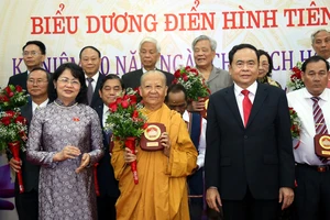 Phó Chủ tịch nước và Chủ tịch Ủy ban TƯ MTTQ Việt Nam chúc mừng các điển hình tiên tiến
