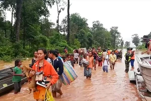 Người dân tỉnh Attapeu đi di tản sau sự cố vỡ đập thủy điện. Ảnh: REUTERS 