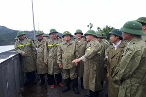 Phó Thủ tướng Trịnh Đình Dũng cùng đoàn công tác kiểm tra tình hình tại thủy điện Cửa Đạt - Thanh Hóa chiều 16-8