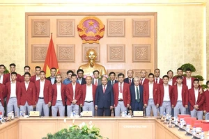 Thủ tướng chụp ảnh lưu niệm với đội tuyển bóng đá Olympic Việt Nam