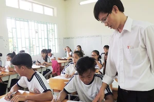 Giáo viên và học sinh ở xã đảo Thạnh An (huyện Cần Giờ, TPHCM). Ảnh: THU HƯỜNG