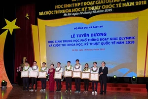 Các em đoạt HCV nhận bằng khen của Thủ tướng Chính phủ