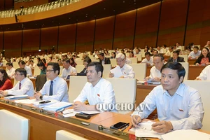 Quốc hội phê chuẩn việc miễn nhiệm chức vụ Bộ trưởng Bộ TT-TT đối với ông Trương Minh Tuấn bằng bỏ phiếu kín. Ảnh: Quochoi.vn