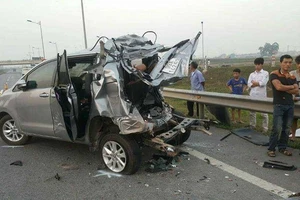 Hiện trường vụ xe đầu kéo container tông ôtô Innova đi lùi trên cao tốc khiến 4 người tử vong. Nguồn: VTC