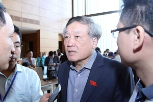 Chánh án Tòa án Nhân dân tối cao Nguyễn Hòa Bình trao đổi với báo chí sáng 6-11
