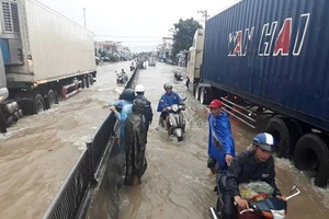 Quốc lộ 1A đoạn qua TP Cam Ranh, tỉnh Khánh Hòa ngập sâu sau mưa lũ