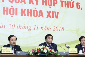 Ông Nguyễn Hạnh Phúc (giữa) chủ trì họp báo