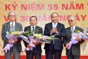 Thủ tướng Nguyễn Xuân Phúc tặng hoa chúc mừng các thầy giáo cũ