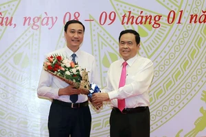 Ông Trần Thanh Mẫn (phải) chúc mừng ông Phùng Khánh Tài (trái)