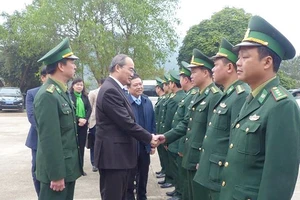 Đồng chí Nguyễn Thiện Nhân thăm hỏi cán bộ, chiến sĩ Đồn Biên phòng Cửa khẩu Trà Lĩnh, Cao Bằng