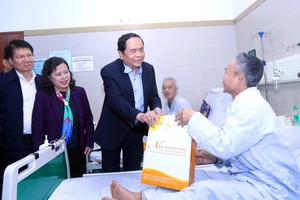 Ông Trần Thanh Mẫn tặng quà tết cho bệnh nhân ung thư