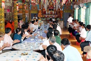 Chúc mừng Tết Chôl Chnăm Thmây tại chùa KhemMapaPhia, ấp 5, xã Vĩnh Trung, huyện Vị Thủy, tỉnh Hậu Giang. Ảnh: TTXVN