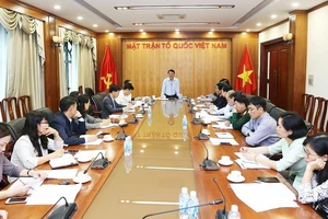 Ông Hầu A Lềnh, Phó Chủ tịch - Tổng Thư ký Ủy ban Trung ương MTTQ Việt Nam chủ trì cuộc họp về tuyển chọn Sách vàng sáng tạo 2019