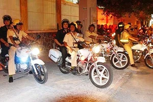 Cảnh sát giao thông phối hợp với các đơn vị nghiệp của công an TPHCM tuần tra, chốt chặn xử lý các trường hợp vi phạm giao thông. Ảnh: TUẤN VŨ