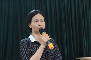 Hiệu trưởng trường THCS Trần Phú trả lời báo chí