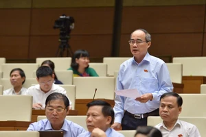 Bí thư Thành ủy TPHCM Nguyễn Thiện Nhân phát biểu tại Quốc hội sáng 31-5. Ảnh: VIẾT CHUNG