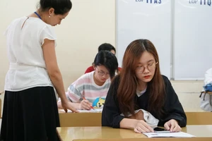 Thí sinh làm thủ tục đăng ký dự thi ở trường THPT Thăng Long, Hà Nội. Ảnh: VIẾT CHUNG