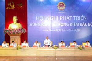  Thủ tướng Nguyễn Xuân Phúc Hội nghị ngày 25-6. Ảnh: VGP
