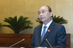 Thủ tướng Nguyễn Xuân Phúc trình bày báo cáo trước Quốc hội. Ảnh: VGP