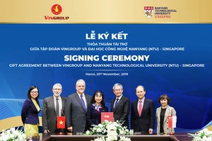 Ký kết thỏa thuận tài trợ cấp học bổng cho thạc sĩ, tiến sĩ người Việt tại Đại học Công nghệ Nanyang