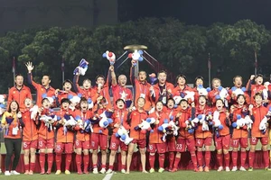 Thường trực Chính phủ quyết định tặng thưởng các nữ cầu thủ cũng như Ban huấn luyện đội tuyển bóng đá nữ Việt Nam mỗi người 100 triệu đồng. Ảnh: DŨNG PHƯƠNG