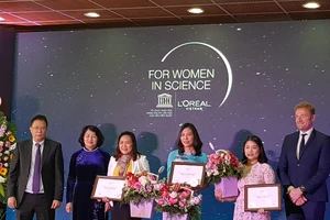 Phó Chủ tịch nước Đặng Thị Ngọc Thịnh trao giải thưởng cho 3 nhà khoa học nữ