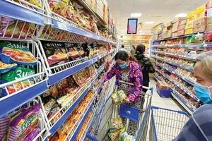 Người dân đeo khẩu trang khi đi mua sắm tại siêu thị ở TPHCM, ngày 10-3-2020: Ảnh: CAO THĂNG