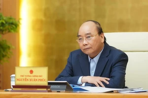 Thủ tướng Nguyễn Xuân Phúc chủ trì họp 15-4. Ảnh: VIẾT CHUNG