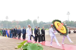 Đoàn Đại biểu Quốc hội vào Lăng viếng Chủ tịch Hồ Chí Minh. Ảnh: QUANG PHÚC