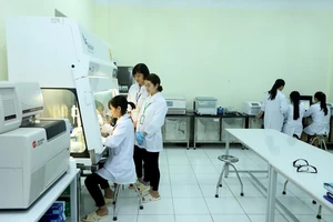 Sinh viên Việt Nam học tập, nghiên cứu khoa học. Ảnh: QUANG PHÚC