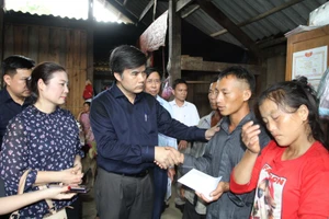 Đoàn công tác của Bộ GD-ĐT đã đến thăm hỏi gia đình các nạn nhân