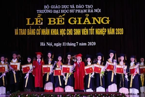 Đại học Sư phạm Hà Nội trao bằng, giấy khen và tặng hoa cho các tân cử nhân tốt nghiệp Thủ khoa năm 2020