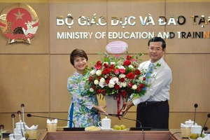 Thứ trưởng Bộ GD-ĐT Nguyễn Văn Phúc trao quyết định bổ nhiệm Vụ trưởng Vụ GDĐH cho PGS-TS Nguyễn Thu Thủy