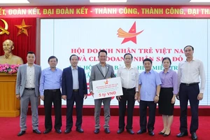 Tiếp nhận ủng hộ mưa lũ của Hội doanh nhân trẻ Việt Nam và Câu lạc bộ doanh nhân trẻ Sao Đỏ 
