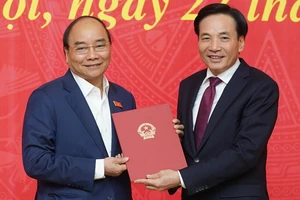 Thủ tướng Nguyễn Xuân Phúc trao quyết định bổ nhiệm Phó Chủ nhiệm Văn phòng Chính phủ cho ông Trần Văn Sơn. Ảnh: VGP