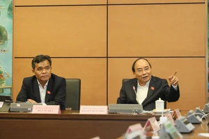 Thủ tướng Nguyễn Xuân Phúc thảo luận tổ. Ảnh: QUANG PHÚC