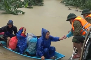 BĐBP tỉnh Hà Tĩnh kịp thời ứng cứu nhiều người dân vùng lũ đưa đến vị trí an toàn