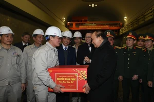 Thủ tướng Nguyễn Xuân Phúc động viên công nhân