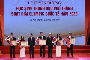 ​Trao thưởng cho học sinh đoạt giải Olympic khu vực và quốc tế năm 2020