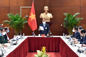 Thủ tướng Nguyễn Xuân Phúc họp khẩn về Covid-19 sáng 28-1. Ảnh: VIẾT CHUNG
