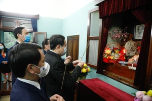 Đồng chí Trần Thanh Mẫn đã đến dâng hương, tưởng nhớ Chủ tịch Hồ Chí Minh tại Nhà 67 