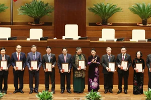 Trao tặng Kỷ niệm chương hoạt động Quốc hội cho các đại biểu Quốc hội khóa XIV ​